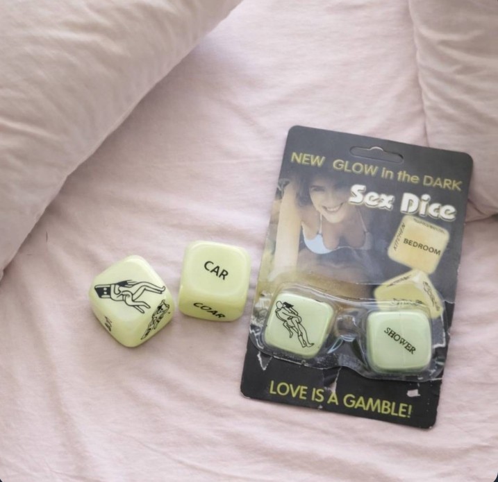 تاس دوتایی شب‌تاب بزرگسالان – Glow in the Dark Sex Dice (مدل 2 مکعب)